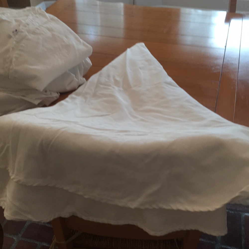 6 White round table cloths 6 only used once